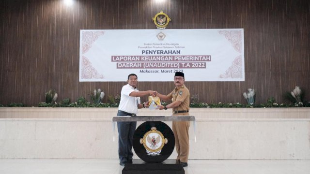 Wabup Gowa Abd. Rauf Malaganni saat menyerahkan LKPD Unaudited Tahun Anggaran 2022 kepada BPK Perwakilan Provinsi Sulawesi Selatan, di Kantor BPK Sulsel, Senin (27/03). (Dok. Humas Gowa)