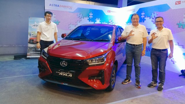 Chief Executive PT Astra Internasional - Daihatsu Supranoto (kedua kanan) bersama Deputy Marketing & CR Division Head PT Astro International Tbk - Daihatsu Tri Mulyono (kiri) dan Regional Head Indonesia Bagian Timur PT Astra Internasional TBK - Daihatsu Tulus Pambudi (kanan) saat berfoto dengan All New Ayla di sela-sela Launching All New Astra Daihatsu Ayla, di Black Canyon Hertasning, Rabu (29/93). (Chaerani/Republiknews.co.id)