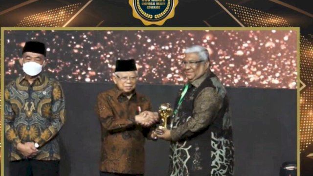 Wakil Presiden Republik Indonesia Ma&rsquo;ruf Amin saat memberikan penghargaan kepadam pemerintah yang berhasil mewujudkan Cakupan Kesehatan Semesta, di Malam Puncak Universal Health Coverage (UHC) Award 2023 yang berlangsung di Balai Sudirman, Jakarta, Selasa (14/03). (Dok. Humas BPJS Kesehatan Makassar)