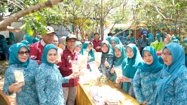 Wakil Ketua Tim Penggerak PKK Kabupaten Gowa Mussadiyah Rauf saat menghadiri SMEP di Kecamatan Bontonompo dan Bonsel, kemarin. (Dok. Humas Gowa)