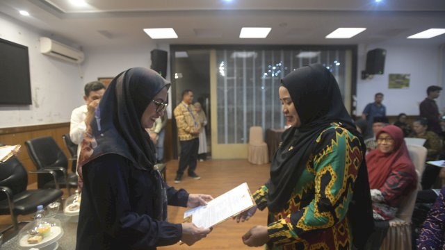 Bupati Luwu Utara Indah Putri Indriani menyerahkan SK kenaikan pangkat kepada salah satu ASN lingkup Pemda Luwu Utara. Jumat (10/03/2023) FOTO/PROTOKOL LUWU UTARA