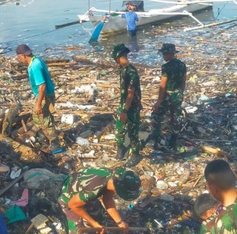 DLH Pemkot Parepare Turunkan Personil Bersihkan Sampah di Pantai Cempae