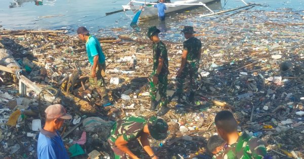 DLH Pemkot Parepare Turunkan Personil Bersihkan Sampah di Pantai Cempae