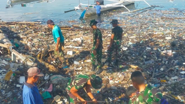 DLH Pemkot Parepare Turunkan Personil Bersihkan Sampah di Pantai Cempae