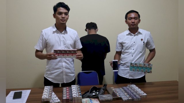 Remaja berinisial HN saat diamankan polisi lantaran mencuri di warung milik ibu kandungnya sendiri (Istimewa)