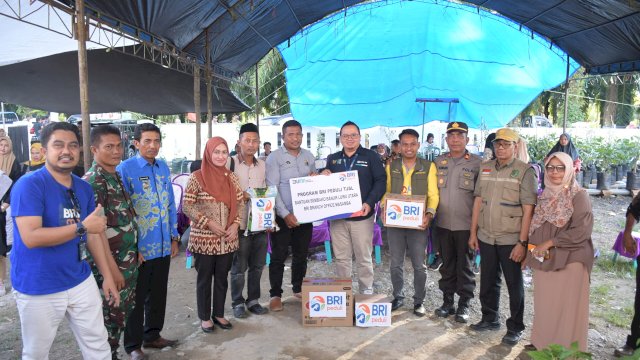 BRI Cabang Masamba menyerahkan bantuan paket sembako untuk korban banjir di dua kecamatan di Kuwu Utara. (ist)