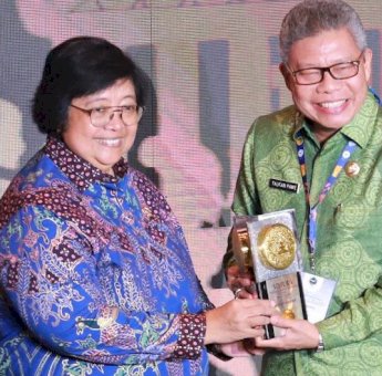 Wali Kota Parepare Taufan Pawe Terima Piala Adipura 2022
