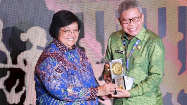 Ket : Menteri Lingkungan Hidup dan Kehutanan (LHK) Siti Nurbaya Bakar menyerahkan piala Adipura kepada Wali Kota Parepare, Taufan Pawe (Humas Pemkot Parepare)