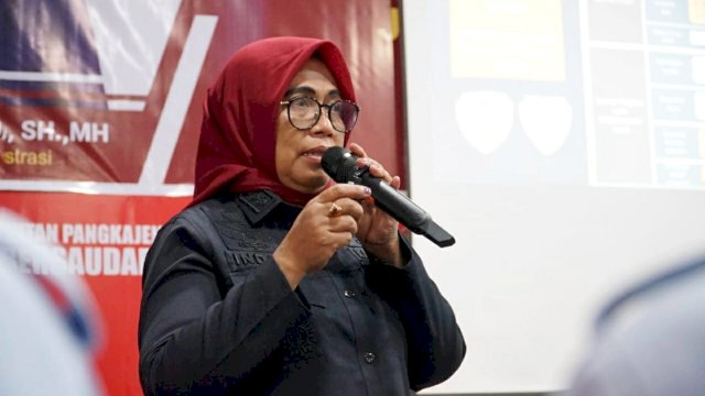 Kepala Divisi Administrasi Kanwil Kemenkumham Sulsel Indah Rahayuningsih saat memberikan arahan kepada jajaran Kanwil Kemenkumham Sulsel. (Dok. Humas Kanwil Kemenkumham Sulsel)