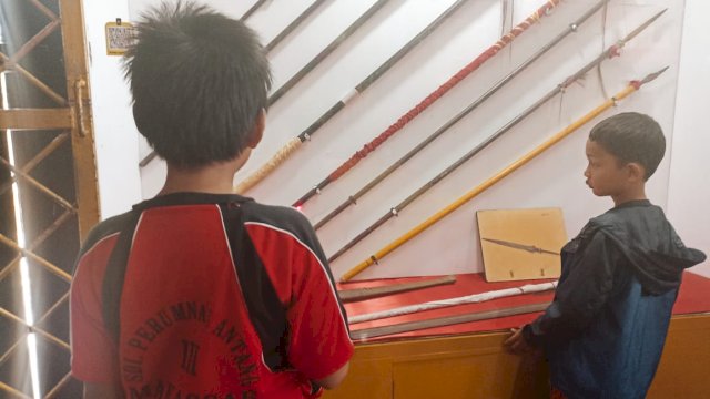 Siswa SDI Perumnas Antang 3 Kota Makassar saat melihat salah satu peninggalan sejarah di Musuem Balla Lompoa di sela-sela mengikuti Belajar ke Museum, Rabu (01/03). (Chaerani/Republiknews.co.id)