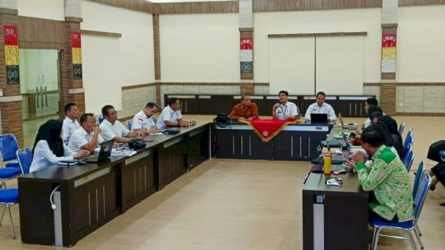 Suasana Rapat Harmonisasi Rancangan Peraturan Daerah (Ranperda) Kabupaten Luwu Timur tentang &ldquo;Pajak Daerah dan Retribusi Daerah&rdquo;, di Aula Kanwil Kemenkumham Sulsel, Rabu (01/03). (Dok. Humas Kanwil Kemenkumham Sulsel)