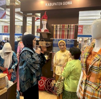 Dekranasda Gowa Promosikan Tenun Sutera dan Kerajinan Lokal di Inacraft 2023