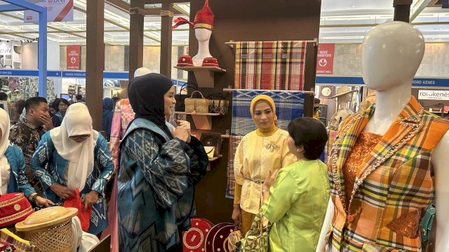 Dekranasda Kabupaten Gowa hadir meramaikan Inacraft 2023 di Jakarta Convention Center (JCC) dengan memperkenalkan produk kerajinan unggulan khas lokal. Antara lain, tenun sutera beragam motif, dan kerajinan dari anyaman bambu. (Dok. Humas Gowa) 