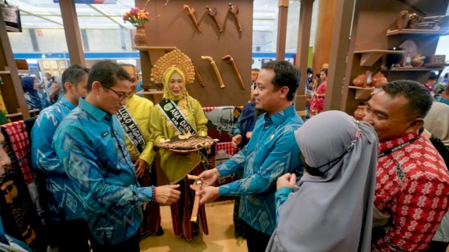 Gubernur Sulsel Andi Sudirman Sulaiman, menyerahkan Badik khas Sulsel kepada Menteri Pariwisata dan Ekonomi Kreatif Sandiaga Salahudin Uno di Inacraft di JCC Jakarta. (Istimewa)