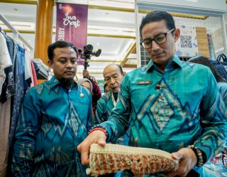 Didampingi Gubernur Andi Sudirman Tinjau Produk Kerajinan, Menparekraf: Produk Sulsel Luar Biasa!
