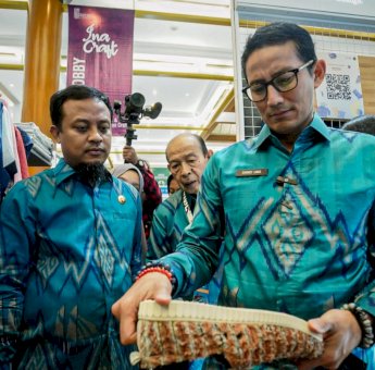 Didampingi Gubernur Andi Sudirman Tinjau Produk Kerajinan, Menparekraf: Produk Sulsel Luar Biasa!