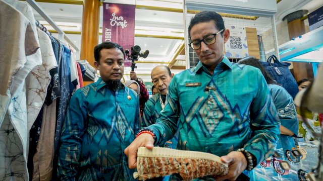 Menteri Pariwisata dan Ekonomi Kreatif Sandiaga Salahudin Uno bersama Gubernur Andi Sudirman Sulaiman, saat meninjau Stand prodak asli Sulsel di The 23th Jakarta International Handicraft Trade Fair. (Istimewa)