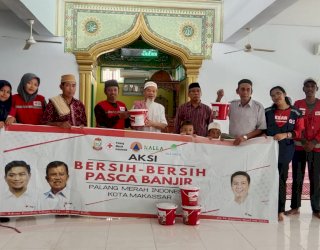 Pasca Banjir, PMI Makassar Lakukan Bersih-bersih di Sejumlah Masjid dan Sekolah