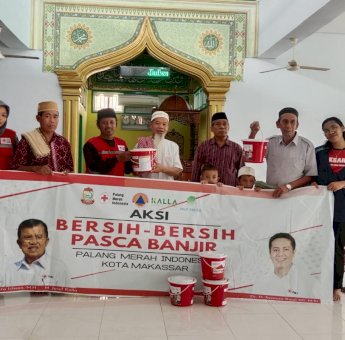 Pasca Banjir, PMI Makassar Lakukan Bersih-bersih di Sejumlah Masjid dan Sekolah