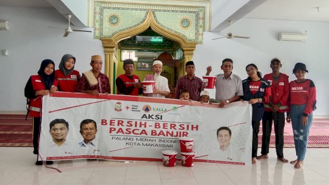 Petugas dari PMI Kota Makassar usai melakukan bersih-bersih di salah satu Masjid beberapa waktu lalu. (Istimewa)