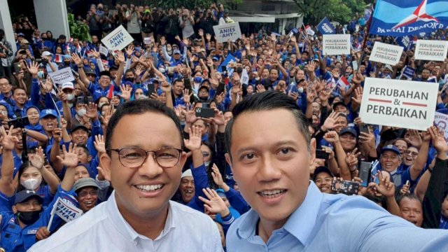 Ketua Umum DPP Partai Demokrat Agus Harimurti Yudhoyono (AHY) berswafoto bersama Bakal Calon Presiden RI Anies Baswedan dan ribuan kader Partai Demokrat, Kamis (02//3/2023). (Istimewa)