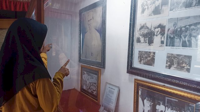 Rombongan siswa UPT SDN 128 Inpres Minasabaji, Kecamatan Bantimurung, Kabupaten Maros terlihat antusias saat melihat salah satu koleksi peninggalan sejarah dan budaya Kabupaten Gowa, saat melakukan kunjungan di Museum Balla Lompoa, kemarin. (Chaerani/Republiknews.co.id)