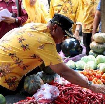 Pastikan Harga Bahan Pokok Stabil Jelang Ramadhan, Wabup Soppeng Berkunjung ke Pasar