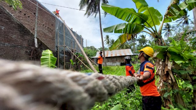 Penanganan rumah korban pohon tumbang oleh Porsonil BPBD Kepulauan Selayar. (Foto: Andi Rusman / Republiknews.co.id)