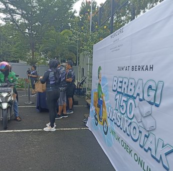 Mercure Makassar Berbagi Makanan ke Ratusan Driver Ojek Online