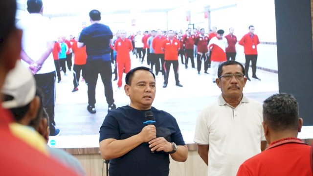 Sekretaris Jenderal Kementerian Hukum dan HAM RI Komjen Pol. Andap Budhi Revianto saat memberikan arahan kepada pegawai jajaran Kanwil Kemenkumham Sulsel di Aula Kanwil Kemenkumham Sulsel, Jumat (03/03). (Dok. Humas Kanwil Kemenkumham Sulsel)