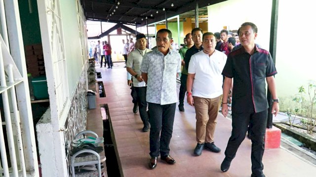 Kepala Biro Perencanaan Setjen Kemenkumham, Ida Asep Somara didampingi Kakanwil Kemenkumham Sulsel Liberti Sitinjak saat meninjau Rutan Kelas IIB Pangkajene, kemarin. (Dok. Humas Kanwil Kemenkumham Sulsel)