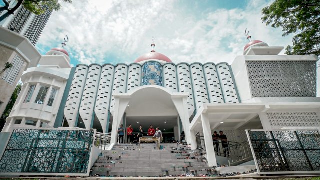 Tampak Masjid Al-Ayyubi yang terletak di Kompleks Kantor Gubernur Sulsel setelah direnofasi. (Istimewa)