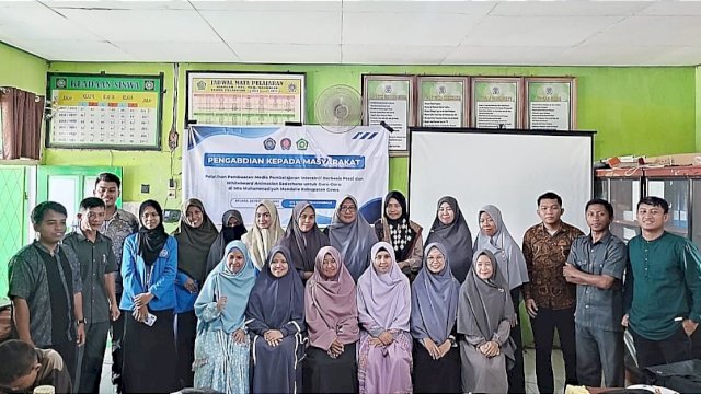 Foto berama Tim Pelaksana dan Peserta pelatihan Pengabdian Kepada Masyarakat di MTs Muhammadiyah Mandalle, Kabupaten Gowa. (Istimewa)