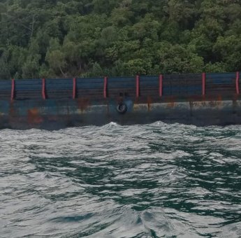 Kapal Tongkang Terdampar di Pulau Bembe Selayar, Bertuliskan Builder PT Bandar Abadi Batam