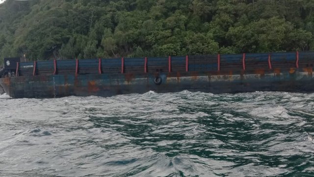 Kapal Tongkang Terdampar di Pulau Bembe Selayar, Bertuliskan Builder PT Bandar Abadi Batam