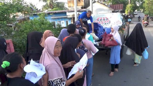 Warga di Kelurahan Barombong, Kota Makassar, rela antri hingga berdesak-desakan agar bisa mendapat paket sembako murah yang digelar UPZ Pemprov Sulsel, Senin (06/03/2023). (Istimewa)