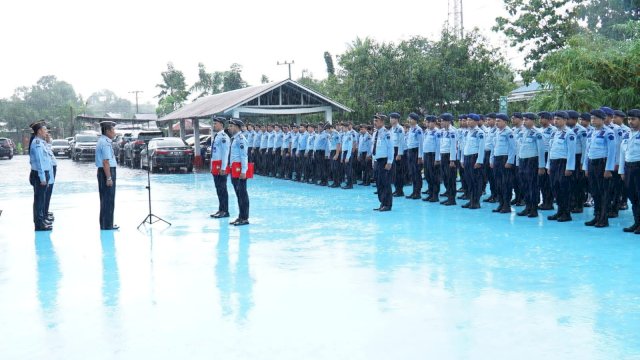 Kepala Kantor Wilayah Kementerian Hukum dan HAM Sulawesi Selatan Liberti Sitinjak saat memberikan arahan saat memimpin upacara Penarikan Pegawai BKO, di halaman LPKA Maros, Senin (06/03). (Dok. Humas Kanwil Kemenkumham Sulsel)