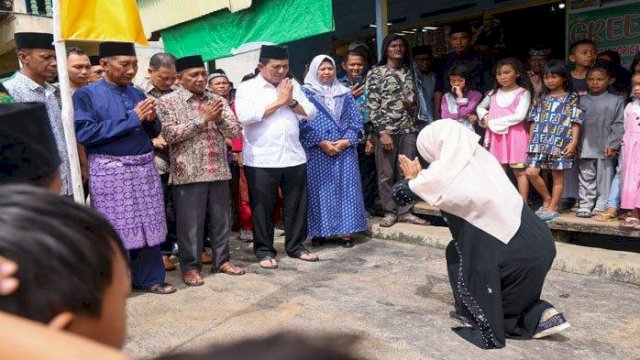 Gubernur Kepulauan Riau (Kepri), Ansar Ahmad bersilaturahmi dengan masyarakat suku laut dan masyarakat Desa Tanjung Kelit, Kecamatan Bakung Serumpun, Kabupaten Lingga, Minggu (05/03/2023). (Foto: Biro Adpim Pemprov Kepri)