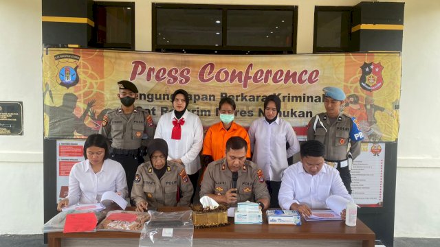 Ibu tiri pelaku pembunuh bocah 10 tahun di Kabupaten Nunukan, ditampilkan saat konferensi Pers di Polres Nunukan, Senin (06/03/2023). (Istimewa)