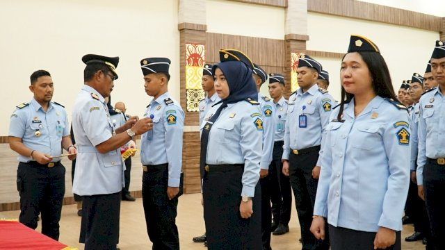 Kakanwil Kemenkumham Sulsel Liberti Sitinjak saat melantik puluhan pegawai di Aula Kanwil Kemenkumham Sulsel, kemarin. (Dok. Humas Kanwil Kemenkumham Sulsel)