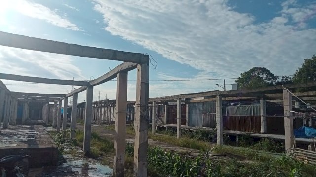 Kondisi kios dan lapak di Pasar Sentral Sinjai bagian atas pasca kebakaran setahun lalu. (Foto: Asrianto/republiknews.co.id)