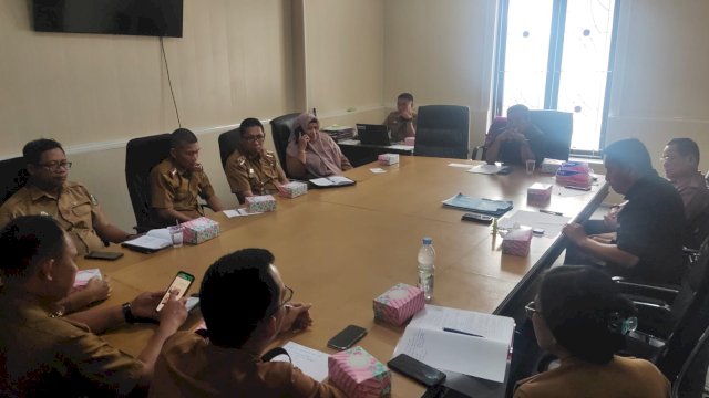 Ket : Komisi III DPRD Parepare bersama sejumlah pejabat SKPD Pemkot Parepare rapat dengar pendapat (RDP) membahas soal perizinan dan reklame (Istimewa)