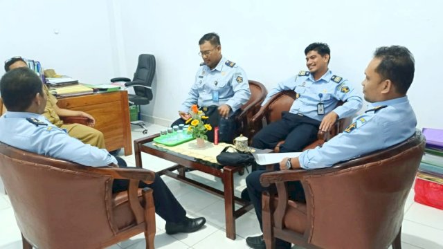 Tim Kanwil Kemenkumham Sulsel saat melakukan pertemuan dengan jajaran Pemerintah Kabupaten Pinrang dalam rangka melakukan koordinasi pembentukan produk hukum daerah, Selasa (07/03). (Dok. Humas Kanwil Kemenkumham Sulsel) 