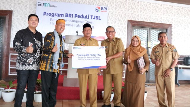 CEO BRI RO Makassar Rahman Arif, saat menyerahkan secara simbolis rencana Pembangunan Taman di RSUD Latemmamala kepada Bupati Soppeng Andi Kaswadi, Selasa (07/03/2023). (Istimewa)