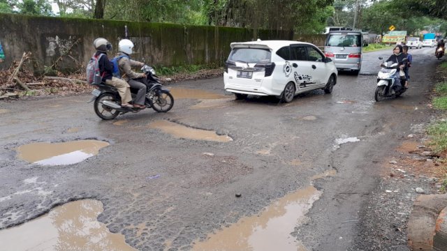 Kondisi Jalan Poros Pattalassang Kabupaten Gowa. (Istimewa)