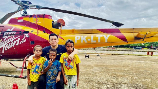 Ketua Dewan Pembina BPD Hipmi Provinsi Papua, Dasril Saharia, berfoto dengan anak-anak di Papua beberapa waktu lalu. (Dok. Istimewa)