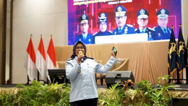 Kepala Divisi Administrasi Kanwil Kemenkumham Sulsel Indah Rahayuningsih saat memberikan arahan pada Evaluasi Pelaksanaan Anggaran yang diikuti seluruh UPT di Hotel Claro Makassar, kemarin. (Dok. Humas Kanwil Kemenkumham Sulsel)