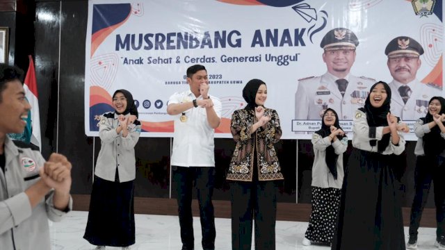 Bupati Gowa Adnan Purichta Ichsan didampingi Ketua TP PKK Kabupaten Gowa Priska Paramita Adnan saat menghadiri Musrenbang Anak bertajuk "Anak Sehat dan Cerdas, Generasi Unggul", di Baruga Tinggimae, Rujab Bupati Gowa, Rabu (08/03). (Dok. Humas Gowa)