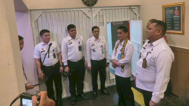 Direktur Perawatan Kesehatan dan Rehabilitasi (Dirwatkeshab) Kemenkum-HAM, Elly Yuzar, saat tiba di Lapas Klas IIA Samarinda, pada Rabu (08/03/2023). (Istimewa)