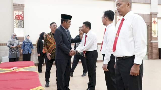 Kakanwil Kemenkumham Sulsel Liberti Sitinjak saat melantik tiga PPNS Pemerintah Daerah yang berlangsung di Aula Kanwil Kemenkumham Sulsel, Kamis (09/03). (Dok. Humas Kanwil Kemenkumham Sulsel)